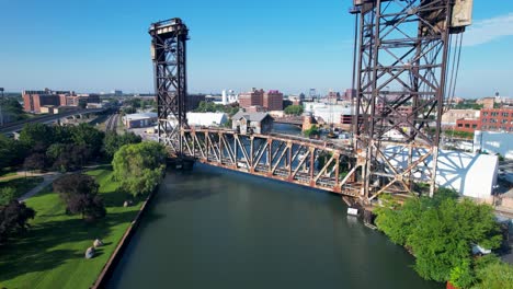 Historische-Alte-Eisenbahnbrücke-über-Den-Chicago-River-Im-Stadtpark