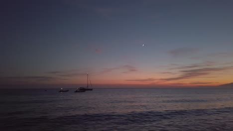 Segelboote-Schwimmen-Inmitten-Ruhiger-See-Während-Des-Sonnenuntergangs-Am-Strand-Von-Fabriquilla-In-Almería,-Andalusien,-Spanien