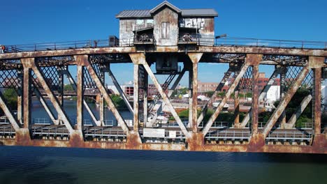 Viejo-Puente-De-Tren-Oxidado-Sobre-El-Río-Chicago-Drone