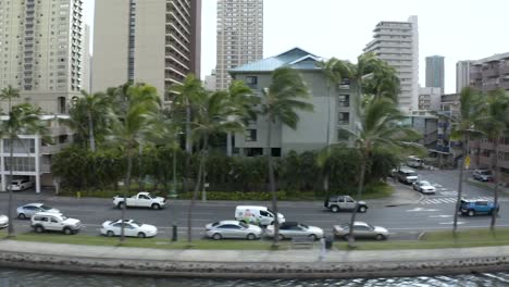 Schweben-Neben-Dem-Verkehr-In-Waikiki