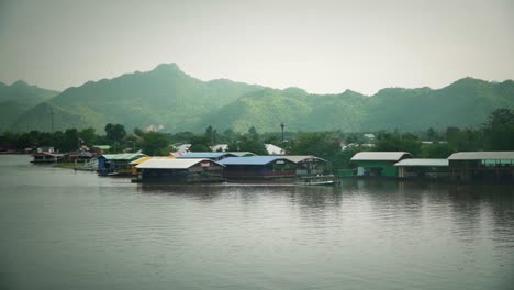 Boote-Und-Häuser-Schwimmen-Auf-Dem-Fluss-In-Asien