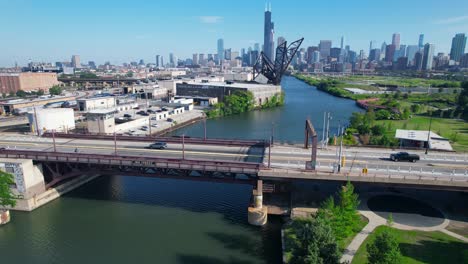 Autos,-Die-An-Der-18th-Street-Bridge-über-Den-Chicago-River-Vorbeifahren,-Mit-Blauem-Himmel-In-Der-Innenstadt