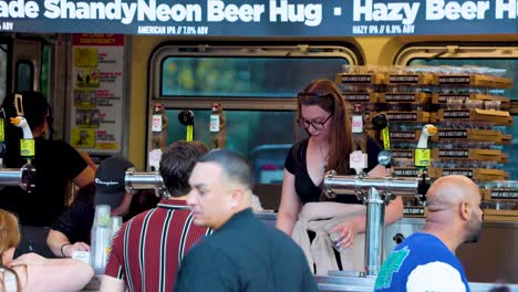 Menschen-Stehen-Schlange-Und-Kaufen-Alkoholische-Getränke-Von-Einem-Goose-Island-Bierwagen-Im-Freien-Während-Der-Festlichen-Veranstaltung-–-Der-Geschmack-Von-Chicago