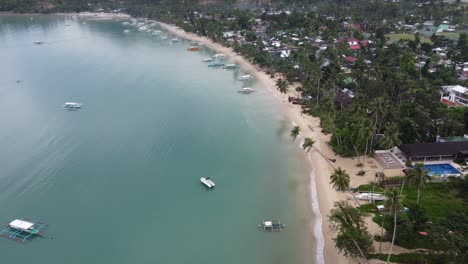 Tropischer-Strand-Des-Küstendorfes-Port-Barton-Mit-Traditionellen-Booten-In-Der-Bucht-Von-Itaytay