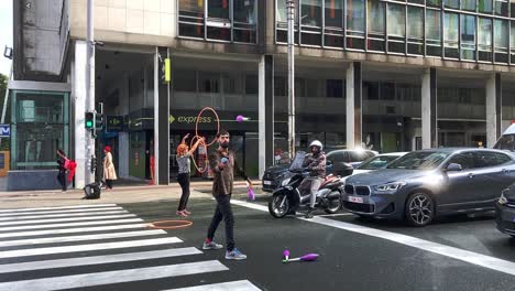 Brüsseler-Straßenkünstler-Treten-Vor-Autos-An-Einer-Ampel-Auf