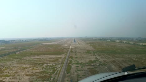 Vista-De-Cabina-Del-Avión-Aterrizando-En-El-Aeropuerto-Internacional-De-Bagdad