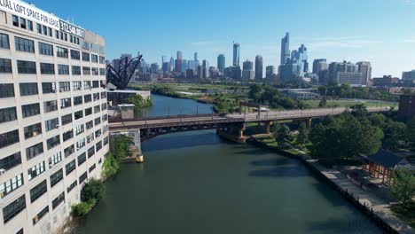 Schwelgende-Aufnahme-Der-Skyline-Von-Chicago-Und-Der-18th-Street-Bridge,-Die-An-Einem-Gebäude-Neben-Dem-Fluss-Vorbeiführt