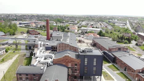 Langsame-Luftaufnahme-Des-Arche-Hotels-Żnin-In-Der-Alten-Zuckerfabrik-In-Polen