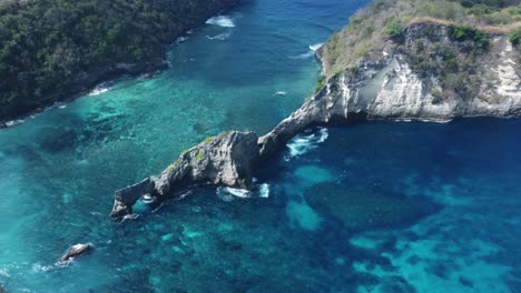 Imágenes-Aéreas-De-Drones-4k:-Majestuosa-Playa-De-Diamantes,-Nusa-Penida,-Bali