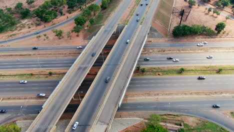 Toma-De-Una-Buena-Carretera-Y-Un-Puente-De-Carretera-En-La-Ciudad-De-Abuja,-Nigeria