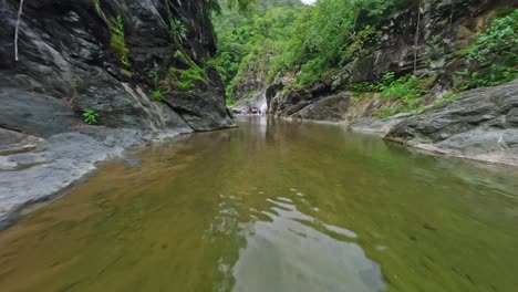 FPV-Geschwindigkeitsdrohnenflug-über-Klaren-Natürlichen-Fluss-Im-Dschungel-Der-Dominikanischen-Republik