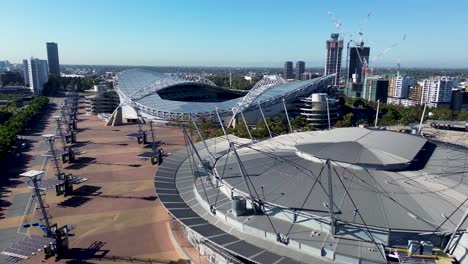 Drohne-Luftaufnahme-Qudos-Bank-Arena-Accor-Sportstadion-Unterhaltung-Showgelände-Konzertort-Fußball-Struktur-Gebäude-Kräne-Sydney-Olympic-Park-NSW-Homebush-Bay-Australien-4k
