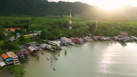 Vista-Aérea-De-La-Costa-Norte-De-Koh-Lanta-Con-Casas-Y-Barcos-Antiguos,-Tailandia