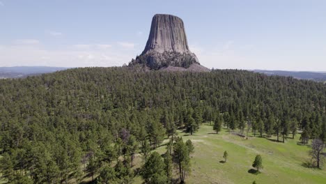 Eine-Drohnenaufnahme-Des-Devils-Tower,-Eines-Massiven,-Monolithischen,-Vulkanischen-Stout-Tower-Oder-Butte,-Der-Sich-In-Der-Black-Hills-Region-Von-Wyoming-Befindet