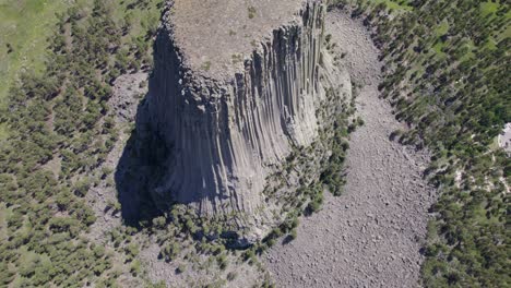 Una-Toma-De-Drones-De-La-Torre-Del-Diablo,-Una-Enorme-Torre-Volcánica-Monolítica,-O-Butte,-Ubicada-En-La-Región-De-Black-Hills-De-Wyoming