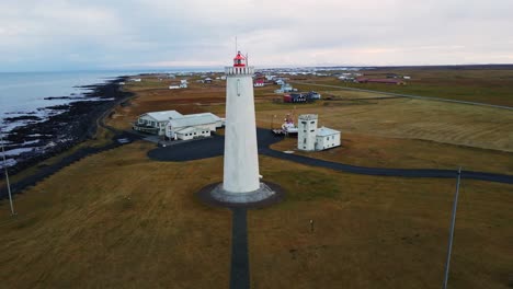 Ausleger-Eines-Wunderschönen-Hohen-Leuchtturms-An-Der-Isländischen-Küste