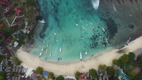 Imágenes-Aéreas-De-Drones-De-4k:-Tranquila-Playa-De-Mushroom-Bay,-Nusa-Lembongan,-Bali