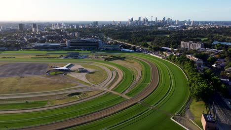 Drohnen-Luftbild,-Malerische-Aussicht,-Royal-Randwick-Racecourse,-CBD,-Skyline-Der-Stadt,-Rennstrecke,-Reitgras,-Pferderennplatz,-Sydney,-NSW,-östliche-Vororte,-Randwick,-Kensington,-Australien,-4k
