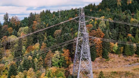 Luftaufnahme-Um-Einen-Hohen-Stromleitungsmast-Während-Der-Herbstsaison-In-4K