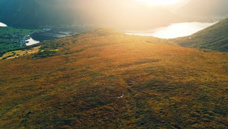 Luftaufnahmen,-Die-Sich-Im-Spätlicht-Tief-über-Den-Hügeln-In-Der-Nähe-Von-Syvde-Bewegen,-Gemeinde-Vanylven,-Norwegen
