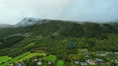 Luftaufnahme-über-Den-Hügeln-In-Der-Nähe-Von-Syvde,-Gemeinde-Vanylven,-Norwegen