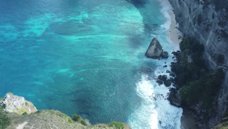 Aerial-4K-Drone-Footage:-Majestic-Diamond-Beach,-Nusa-Penida,-Bali