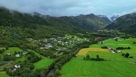 Luftaufnahme-über-Den-Tälern-In-Der-Nähe-Von-Syvde,-Gemeinde-Vanylven,-Norwegen
