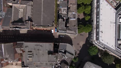 Dramatischer-90-Grad-Drohnenwinkel-Des-Britischen-Stadtzentrums-Mit-Dächern-Und-Fußgängern