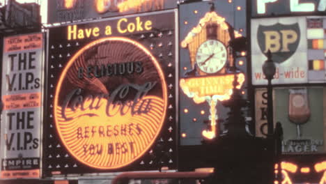 Vintage-Leuchtreklamen-Des-Piccadilly-Circus-Bei-Nacht-In-London-Der-1970er-Jahre