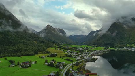 Luftaufnahme-über-Syvde-An-Einem-Bewölkten-Tag,-Gemeinde-Vanylven,-Norwegen