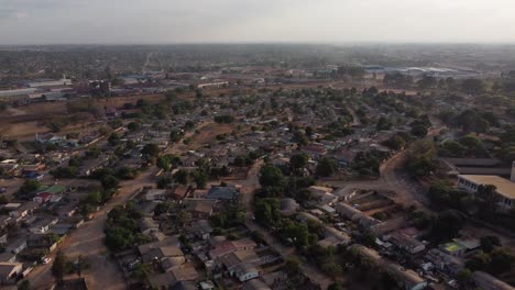 Drohnenvideo-Der-Vorortgemeinde-Mbare-Mit-Hoher-Bevölkerungsdichte-In-Harare,-Simbabwe
