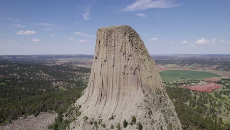 Una-Toma-De-Drones-De-La-Torre-Del-Diablo,-Una-Enorme-Torre-Volcánica-Monolítica,-O-Butte,-Ubicada-En-La-Región-De-Black-Hills-De-Wyoming