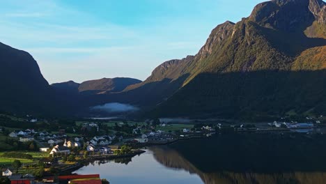 Luftaufnahme-über-Syvde-An-Einem-Schönen-Sonnigen-Tag,-Gemeinde-Vanylven,-Norwegen
