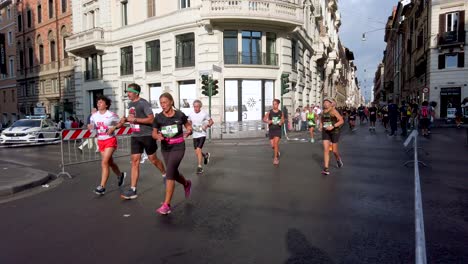 Atletas-Corriendo-Una-Carrera-En-Las-Calles-De-Roma,-Capital-De-Italia.