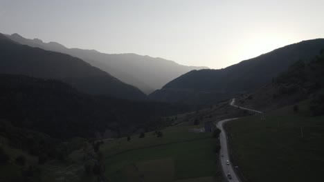 Drohnenansicht:-Straße,-Die-Bei-Sonnenuntergang-Zum-Swanetien-Gebirge-Führt