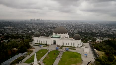 Ein-Luftdrohnenvideo-Des-Griffith-Observatoriums-In-Los-Angeles,-Aufgenommen-Mit-Einer-Drohne,-Um-Die-Panoramalandschaft-Zu-Zeigen