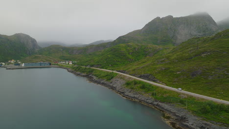 Autocaravana-Conduciendo-Por-Las-Montañas-De-La-Carretera-En-Islendingen,-Islas-Lofoten,-Noruega