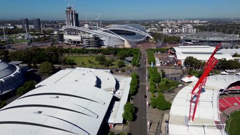 Drohnen-Luftaufnahme-Von-Gebäuden-Des-Accor-Stadions,-Straße,-Showgelände,-Super-Dome,-Veranstaltungsort,-Konzert,-Fußball,-Sportarena,-Live-Musik,-Sydney-Olympic-Park,-Homebush,-New-South-Wales,-Australien,-Tourismus,-4K