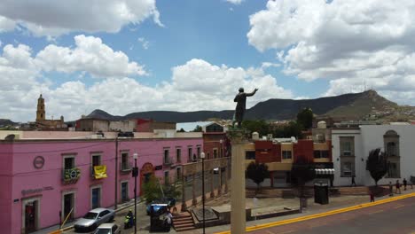 Estatua-De-El-Parral-México-Con-Un-Disparo-En-Espiral-Desde-Un-Dron