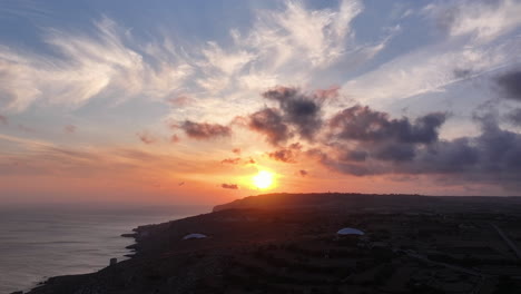 Hyperlapse-Drohnenaufnahme-Eines-Sonnenuntergangs-Mit-Wolken-über-Der-Küste-Der-Insel-Malta