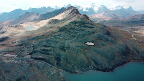 Filmische-Berge-Und-Seen-In-Peru-Andenberge-In-Huaraz-Fantastische-Alternative-Orte-Für-Tourismus-Und-Trekking-In-Peru-Jenseits-Von-Machupichu