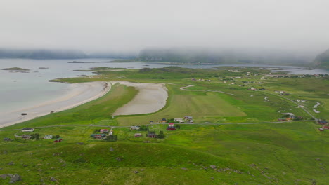 Mirador-De-Montaña-Sobre-La-Playa-De-Yttersand-Y-El-Pueblo-Costero-En-Las-Islas-Lofoten,-Noruega