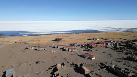 Luftaufnahme-Einer-Öko-Lodge-In-Der-Verlassenen-Landschaft-Von-Salar-De-Uyuni-Neben-Dem-Salzsee-Uyuni,-Bolivien