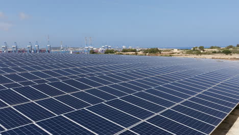 Drohnenaufnahme,-Die-über-Eine-Sonnenlichtzelle-Auf-Einem-Photovoltaikfeld-Im-Sonnigen-Malta-Kippt