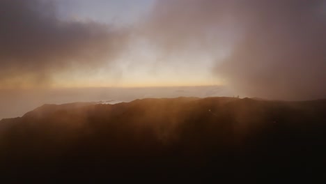 Am-Frühen-Morgen-Vor-Sonnenaufgang-Hinter-Den-Wolken-über-Den-Bergen-Und-Dem-Meer