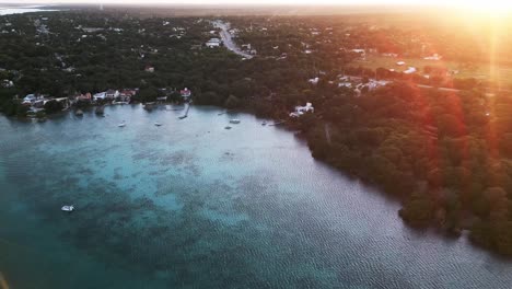 Sonnenuntergangsluftaufnahmen-Der-Siebenfarbigen-Lagune-Von-Bacalar,-Mexiko