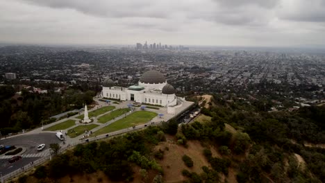 Eine-Drohnenaufnahme-Des-Griffith-Observatoriums-Mit-Der-Stadtlandschaft-Von-Los-Angeles