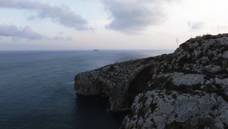 Luftaufnahme-Rund-Um-Felsige-Klippen-An-Der-Küste-Der-Insel-Malta,-Sonniger-Abend