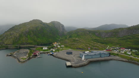 Luftaufnahme-Von-Silver-Seed-As,-Mølnarodden-Fischindustrie-Auf-Der-Insel-Islenendingen,-Ramberg,-Norwegen
