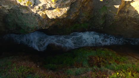 Wellen-Zwischen-Den-Felsigen-Klippen-Von-Hole-In-Monte-Furado,-Coruña,-Spanien